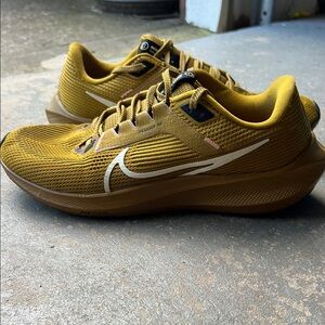 Nike Pegasus 40 Bronzine Running Shoes. Preowned. Men’s size 9.